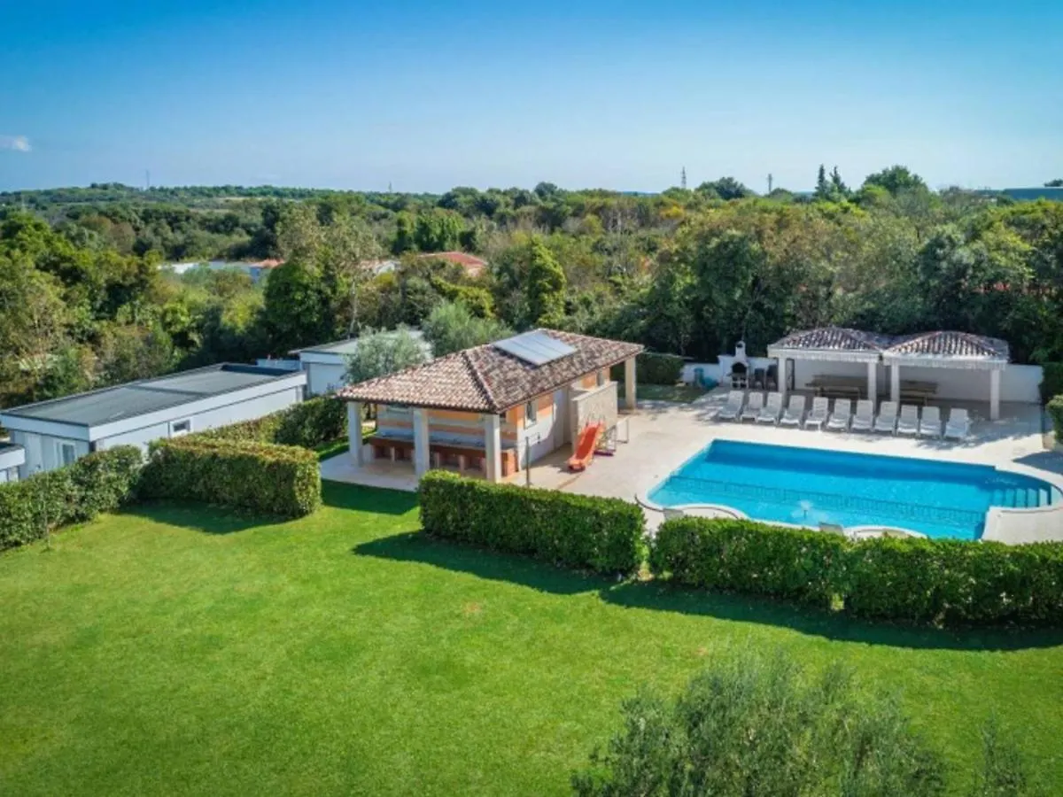 Welcoming Mobile Home In Banjole With Swimming Pool Tatil Evi